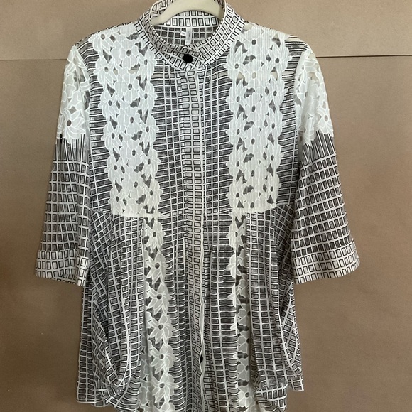 Lindi Tops - Lindi button down top. 3/4 sleeve. Floral. Size S